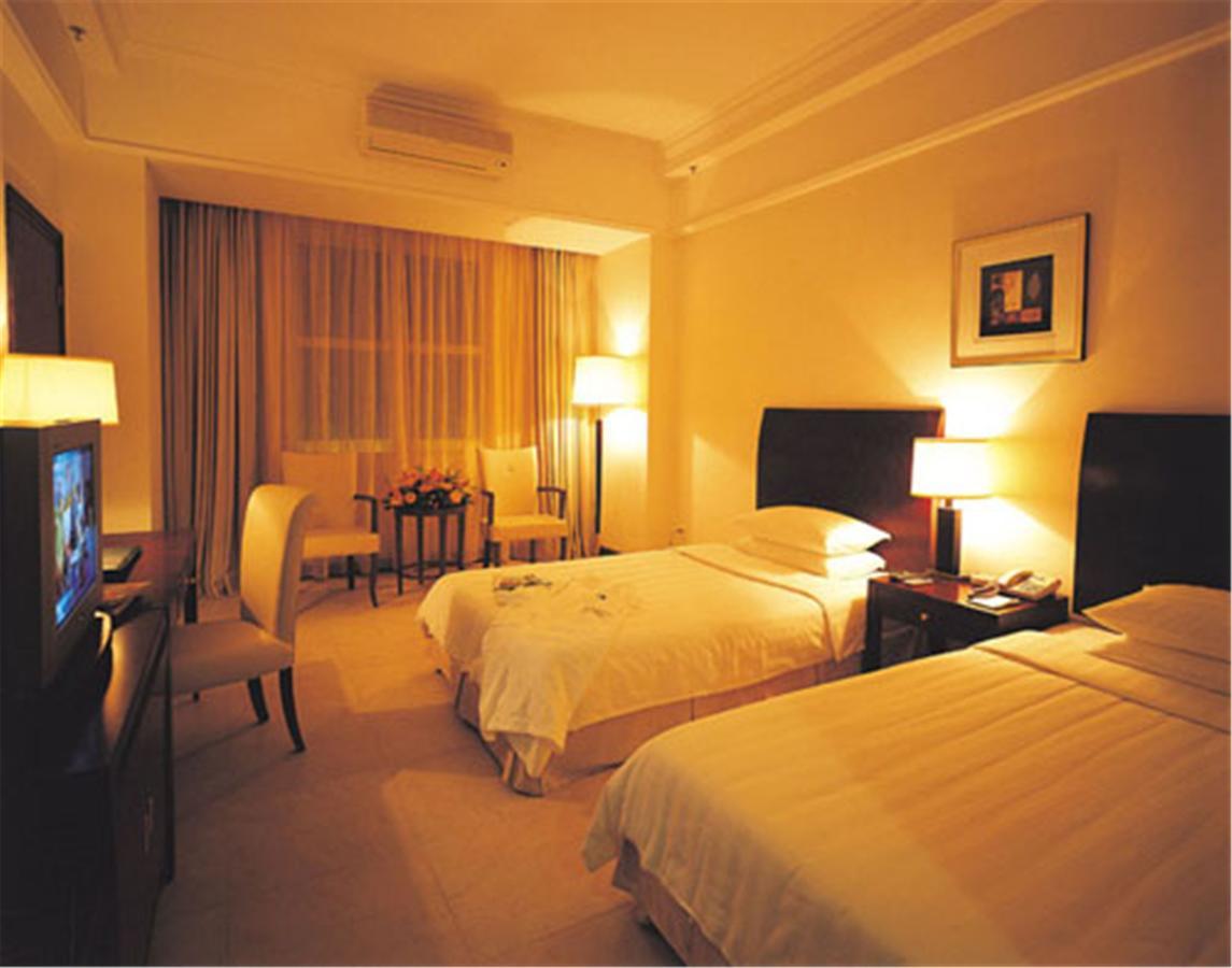 Clifford Golden Lake Hotel Foshan Room photo